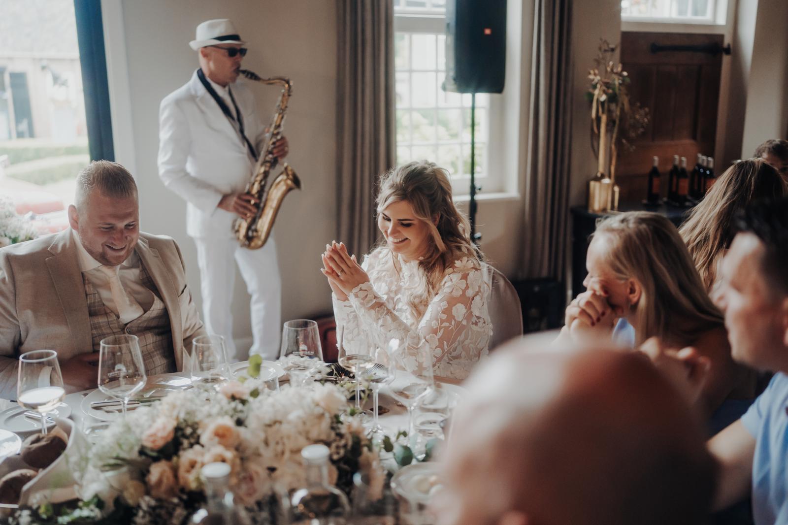 Saxofonist speelt tijdens bruiloft receptie