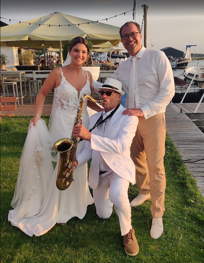 Saxofonist speelt tijdens bruiloft